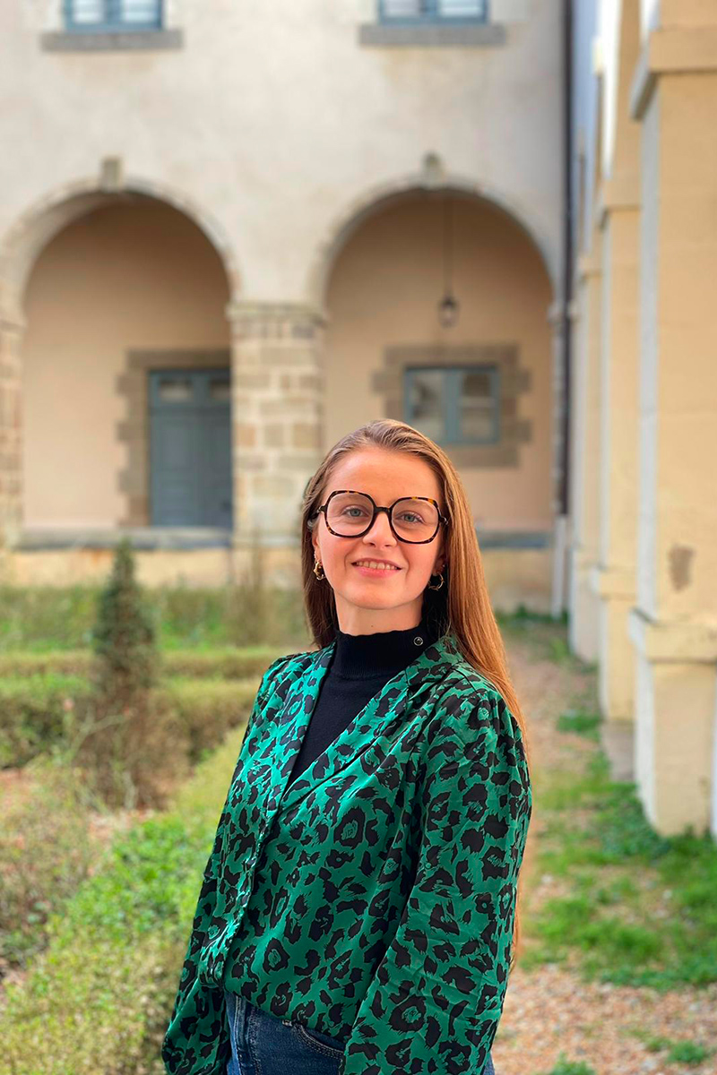 Emma, responsable de la communication holi-Home